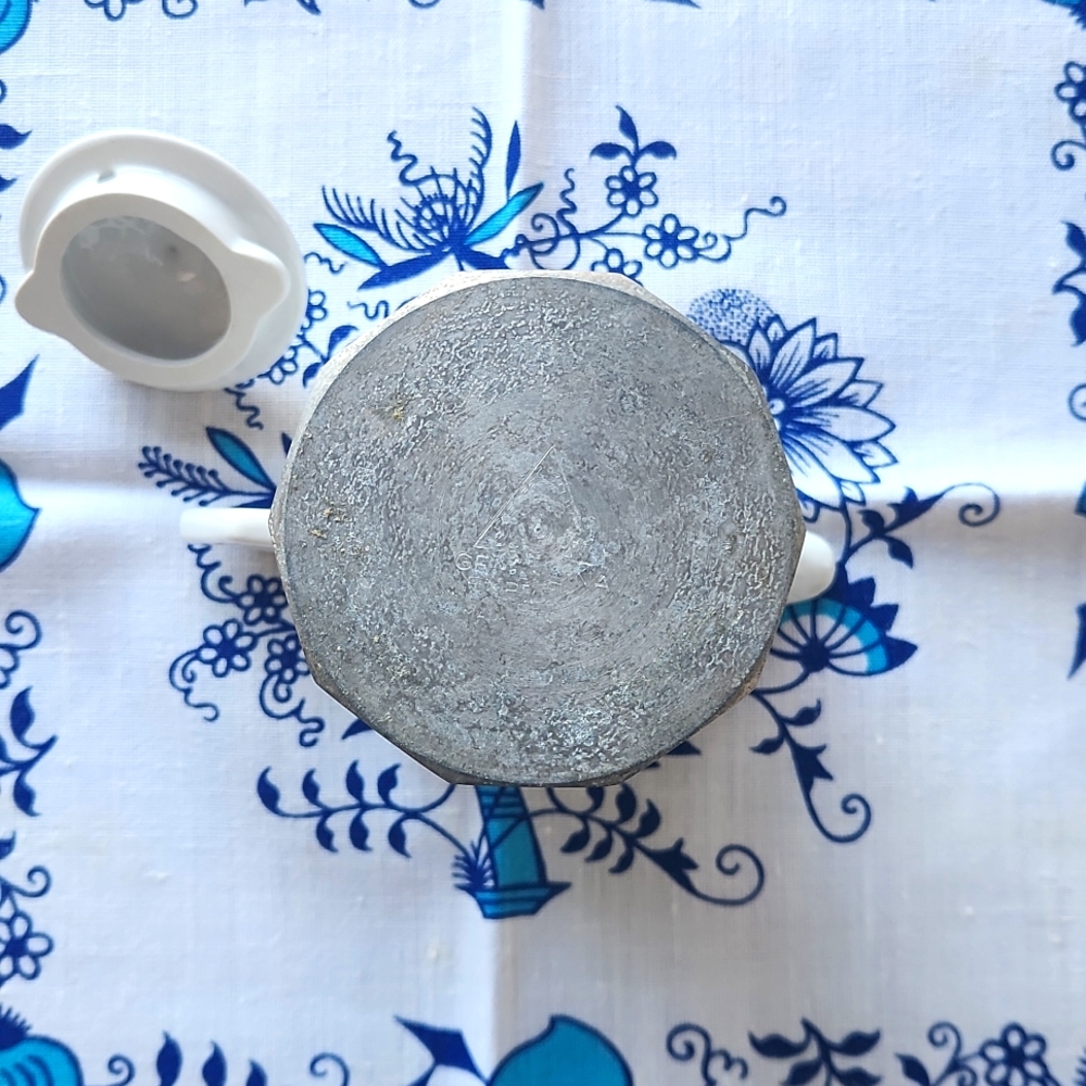 Elegant White and Silver Coffee and Tea Accessory for Kitchen - Picture 3 of 4